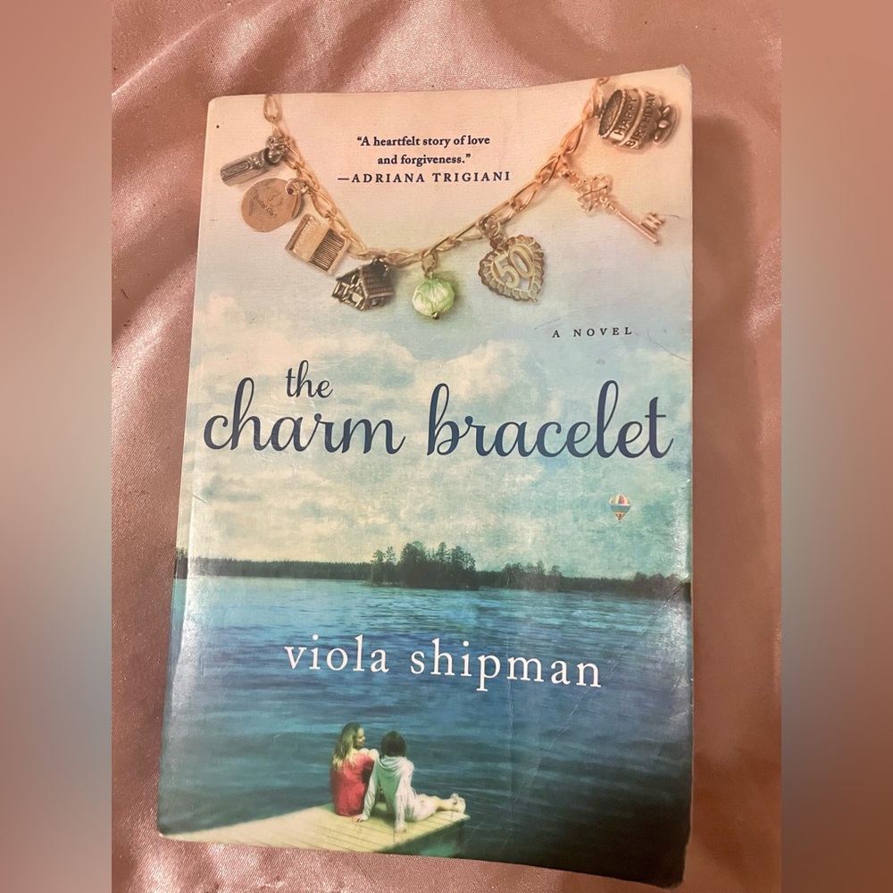 The charm bracelet. Novel